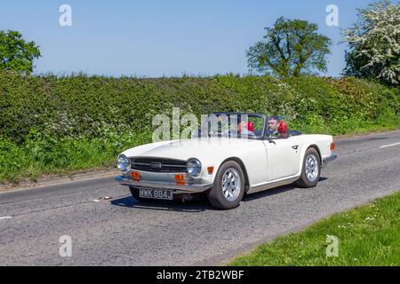 Années 1971 70 seventies blanc Triumph TR6 2498cc essence cabriolet ; Vintage, moteurs classiques restaurés, collectionneurs automobiles passionnés d'automobile, voitures anciennes voyageant dans le Cheshire, Royaume-Uni Banque D'Images