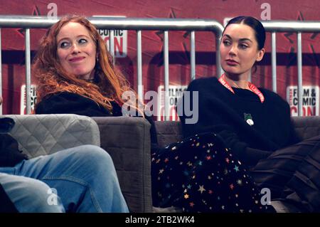 Victoria Yeates und Poppy Corby-Tuech auf der German film & Comic con Winter Edition in der Messe Dortmund. Dortmund, 02.12.2023 *** Victoria Yeates et Poppy Corby Tuech au German film Comic con Winter Edition au Messe Dortmund Dortmund, 02 12 2023 Foto:Xn.xKubelkax/xFuturexImagex comic con 3298 crédit : Imago/Alamy Live News Banque D'Images
