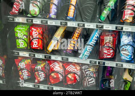 Un distributeur automatique britannique plein de chocolat Banque D'Images