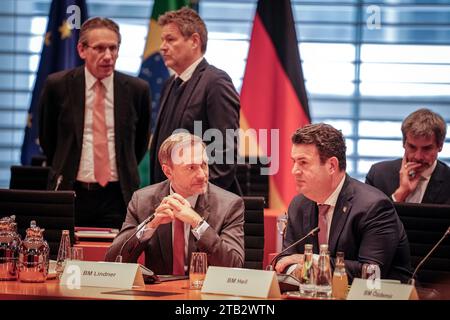 04 décembre 2023, Deutschland, Berlin : Jörg Kukies (de gauche à droite), wirtschaftspolitischer Berater des Bundeskanzlers, Robert Habeck (Bündnis 90/Die Grünen), Bundesminister für Wirtschaft und Klimaschutz, Christian Lindner (FDP), Bundesminister der Finanzen, und Hubertus Heil (SPD), Bundesminister für Arbeit nehden 2. deutsch-brasilianischen Regierungskonsultationen in der deutschen Hauptstadt im Bundeskanzleramt teil. Zum ersten mal nach mehr als acht Jahren finden wieder deutsch-brasilianische Regierungskonsultationen statt. Nach einem bilatéralen Gespräch der Regierungschefs folg Banque D'Images