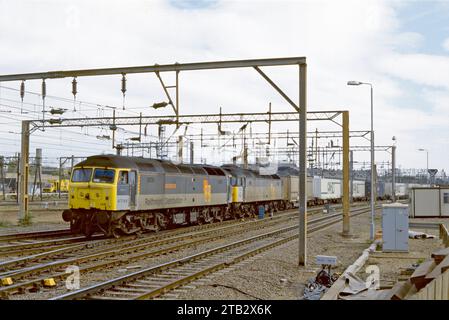 Une paire de locomotives diesel de classe 47 numéros 47186 et 47313 travaillant un fret intermodal à Willesden Junction le 13 avril 1997. Banque D'Images