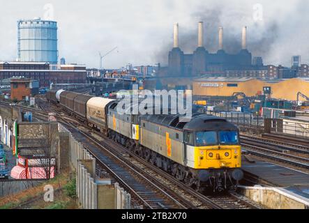 Une paire de locomotives diesel de classe 47 numéros 47390 et 47393 travaillant un wagon chargent du fret à destination de Wandsworth Road le 17 mars 1995. Banque D'Images