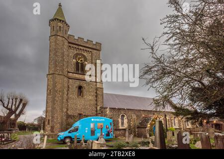 Hove, le 4 décembre 2023 : après la fermeture récente de la succursale Hove de Barclays Bank, un van bancaire mobile Barclays est ouvert dans le cimetière de l'église St Andrew le lundi de 10h à 3h, à 50 mètres de l'ancienne succursale. Banque D'Images