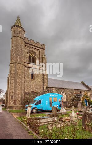 Hove, le 4 décembre 2023 : après la fermeture récente de la succursale Hove de Barclays Bank, un van bancaire mobile Barclays est ouvert dans le cimetière de l'église St Andrew le lundi de 10h à 3h, à 50 mètres de l'ancienne succursale. Banque D'Images