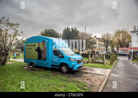 Hove, le 4 décembre 2023 : après la fermeture récente de la succursale Hove de Barclays Bank, un van bancaire mobile Barclays est ouvert dans le cimetière de l'église St Andrew le lundi de 10h à 3h, à 50 mètres de l'ancienne succursale. Banque D'Images