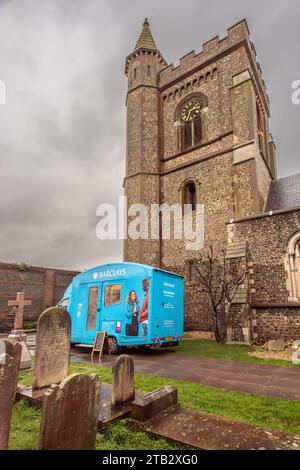 Hove, le 4 décembre 2023 : après la fermeture récente de la succursale Hove de Barclays Bank, un van bancaire mobile Barclays est ouvert dans le cimetière de l'église St Andrew le lundi de 10h à 3h, à 50 mètres de l'ancienne succursale. Banque D'Images