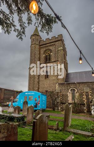 Hove, le 4 décembre 2023 : après la fermeture récente de la succursale Hove de Barclays Bank, un van bancaire mobile Barclays est ouvert dans le cimetière de l'église St Andrew le lundi de 10h à 3h, à 50 mètres de l'ancienne succursale. Banque D'Images