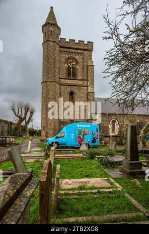 Hove, le 4 décembre 2023 : après la fermeture récente de la succursale Hove de Barclays Bank, un van bancaire mobile Barclays est ouvert dans le cimetière de l'église St Andrew le lundi de 10h à 3h, à 50 mètres de l'ancienne succursale. Banque D'Images