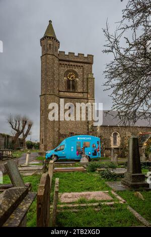 Hove, le 4 décembre 2023 : après la fermeture récente de la succursale Hove de Barclays Bank, un van bancaire mobile Barclays est ouvert dans le cimetière de l'église St Andrew le lundi de 10h à 3h, à 50 mètres de l'ancienne succursale. Banque D'Images