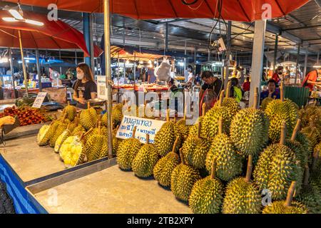 Stand mit Durian Früchten auf dem Nachtmarkt à Trat, Thaïlande, Asien | Stall avec des fruits Durian sur le marché de nuit à Trat, Thaïlande, Asie Banque D'Images