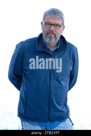 Photographe Andreas von Mallinckrodt, 56 ans, debout dehors en hiver, lunettes, Plattling, Bavière, Allemagne Banque D'Images