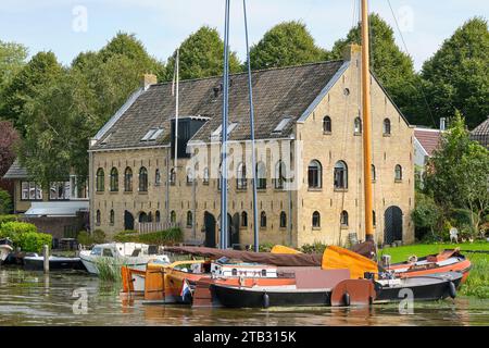 Vue de l'ancienne fabrique de cigares sur le Zuiderbolwerk à Dokkum de 1860. Le bâtiment de l'usine est fait de briques jaunes frisonnes. Banque D'Images