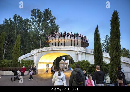Plailly , parc à thème "Parc Astérix" (région parisienne) : dans la zone "Grèce antique", visiteurs sur l'attraction "Discobelix" Banque D'Images