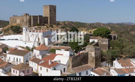 Château de Mértola w maisons blanches et église dans la ville historique perchée au-dessus de la vallée de Guadiana dans l'Alentejo Portugal paysage de forteresse médiévale. Août 2022 Banque D'Images