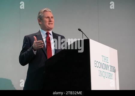 RETRANSMIS CORRIGEANT L'ORTHOGRAPHE DU NOM DE KIER À KEIR, le chef du Parti travailliste Sir Keir Starmer s'exprimant lors de la conférence de la Resolution Foundation au QEII Centre dans le centre de Londres. Date de la photo : lundi 4 décembre 2023. Banque D'Images