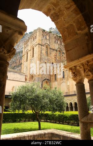 Vue du cloître de la cathédrale de Cefalu, Sicile, Italie Banque D'Images