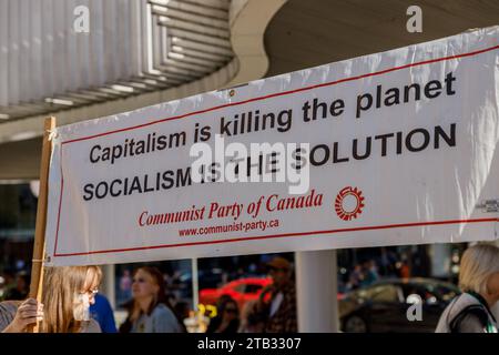 Vancouver, Canada - 15 septembre 2023 : activiste avec un signe : LE CAPITALISME tue la planète, LE SOCIALISME est la solution dans le cadre du climat mondial Banque D'Images