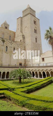 Vue du cloître de la cathédrale de Cefalu, Sicile, Italie Banque D'Images