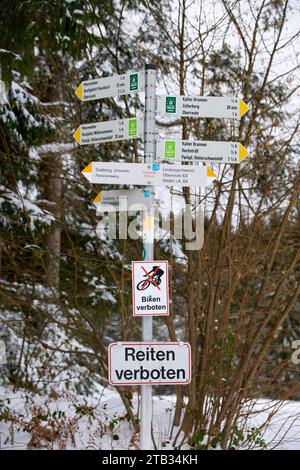 Panneau de direction polyvalent sur un chemin de trekking à Sulzberg, Vorarlberg, Autriche Banque D'Images