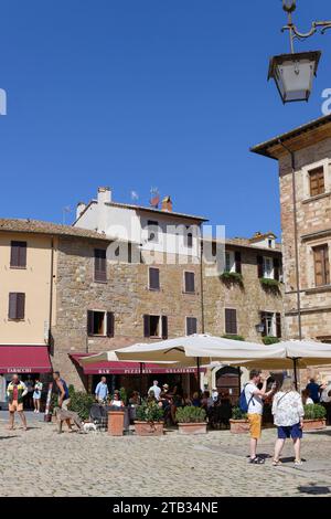 Piazza Grande Square et Palazzo Contuzzi, Street Cafe, Montepulciano, province de Sienne, Toscane, Italie, Europ Banque D'Images