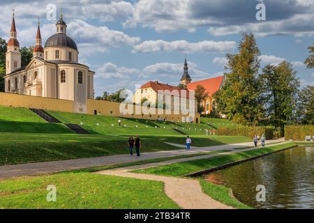 Barockwunder der der Mark und Klostergarten DEU/Brandenburg/Neuzelle Â Kloster Neuzelle Landkreis Oder-Spree : im 1760 wurde östlich der beiden Klosterkirchen ein Garten im barocken Stil errichtet, der sich auf einer Fläche von ca. 4 ha dans einen ABTS- und in einen Konventgarten gliedert. Im Gegensatz zu anderen Gärten im Land Brandenburg erfolgte in Neuzelle später keine Umgestaltung im Stil des Rokoko oder als Landschaftsgarten. Die barocken Wege- und Wasseranlagen, die steil abfallenden Terrassen, die Orangerie sowie Teile des historischen Pflanzenbestandes konnten erhalten werden. Der Klosterga Banque D'Images