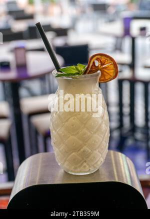 une image en gros plan d'un cocktail alcoolisé de pina colada dans un bar. Banque D'Images