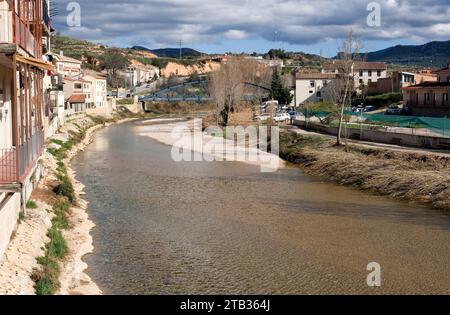 Rivière Matarraña à Valderrobres. Région de Matarraña, province de Teruel, Aragon, Espagne. Banque D'Images