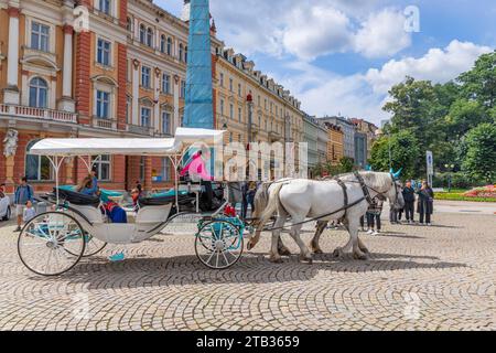 Karlovy Vary, République tchèque - 8 août 2023 : transport à cheval avec des touristes dans les rues de Karlovy Vary. République tchèque Banque D'Images