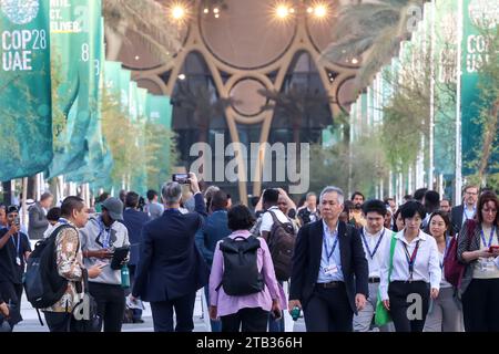 Les participants marchent sur les alliés du lieu de la conférence lors de la COP28, la Conférence des Nations Unies sur les changements climatiques, organisée par la CCNUCC au Dubai Exhibition Center, Émirats arabes Unis, le 4 décembre 2023. La COP28 de la Conférence sur le climat, qui se déroulera du 29 novembre au 12 décembre, les dirigeants traceront leur chemin vers les objectifs climatiques nationaux. Banque D'Images