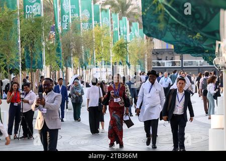 Les participants marchent sur les alliés du lieu de la conférence lors de la COP28, la Conférence des Nations Unies sur les changements climatiques, organisée par la CCNUCC au Dubai Exhibition Center, Émirats arabes Unis, le 4 décembre 2023. La COP28 de la Conférence sur le climat, qui se déroulera du 29 novembre au 12 décembre, les dirigeants traceront leur chemin vers les objectifs climatiques nationaux. Banque D'Images