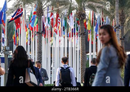 Les participants marchent sur les alliés du lieu de la conférence lors de la COP28, la Conférence des Nations Unies sur les changements climatiques, organisée par la CCNUCC au Dubai Exhibition Center, Émirats arabes Unis, le 4 décembre 2023. La COP28 de la Conférence sur le climat, qui se déroulera du 29 novembre au 12 décembre, les dirigeants traceront leur chemin vers les objectifs climatiques nationaux. Banque D'Images