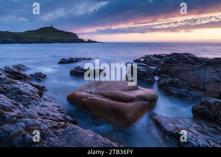 Crépuscule sur les rives rocheuses de Porth Ledden près de St Just en Cornouailles, Angleterre. Printemps (mai) 2022. Banque D'Images