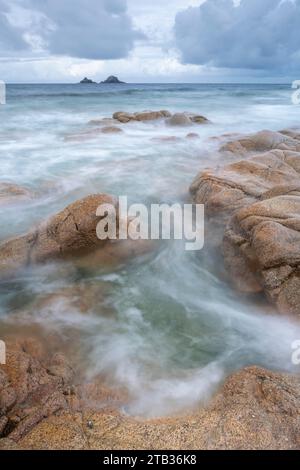 Les îles Brisons des rives rocheuses de Nanven, près de St Just en Cornouailles, Angleterre. Printemps (mai) 2022. Banque D'Images