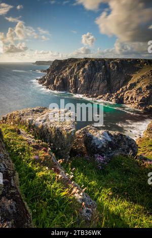 Magnifique paysage côtier à Gwennap Head en Cornouailles, Angleterre. Printemps (mai) 2022. Banque D'Images