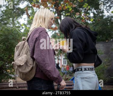 Belgrade, Serbie, 24 septembre 2023 : deux jeunes femmes partagent une collation dans la rue Banque D'Images