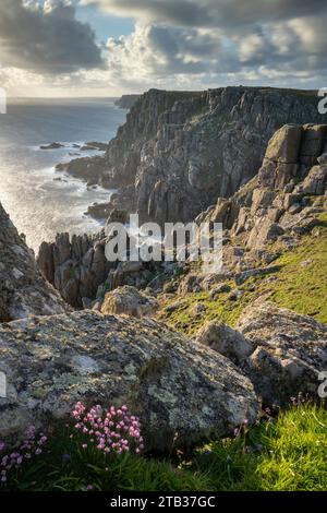 Falaises de granit spectaculaires à Gwennap Head en Cornouailles, en Angleterre. Printemps (mai) 2022. Banque D'Images