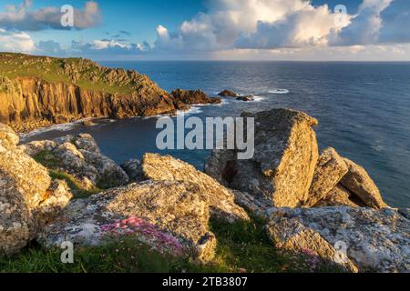 Paysage côtier spectaculaire à Gwennap Head près de LANd's End en Cornouailles, en Angleterre. Printemps (mai) 2022. Banque D'Images