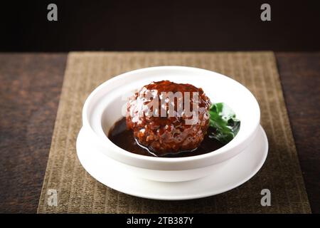 Boule de porc braisée en sauce brune avec riz, boulettes de viande Lion's Head Banque D'Images