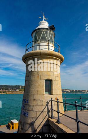 Le phare de granit restauré sur le Pier Head à Folkestone Harbour dans le Kent Angleterre Royaume-Uni construit à l'origine entre 1897 et 1904 maintenant classé grade II. Banque D'Images