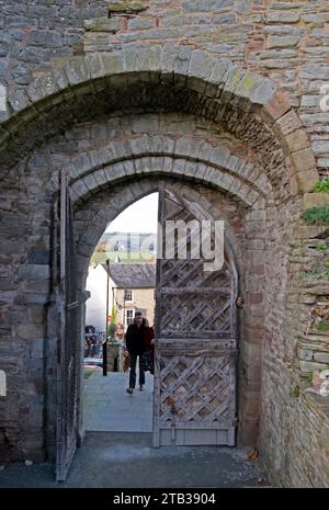 Porte du château de Hay Hay-on-Wye pendant le week-end du festival d'hiver de Hay novembre 2023 pays de Galles Royaume-Uni KATHY DEWITT Banque D'Images