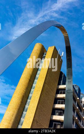 Le Step Short Memorial Arch sur le Leas à Folkestone Kent Angleterre UK une arche en acier pour commémorer les soldats qui ont servi pendant la première Guerre mondiale. Banque D'Images