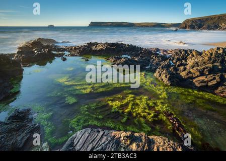 Vue vers Penentier Head depuis Greenaway Beach, Trebetherick, Cornwall. Printemps (juin) 2022. Banque D'Images