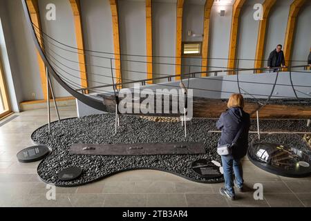 Rekonstruktion Langschiff Haithabu 1, Ausstellung im Wikinger Museum Haithabu, Schleswig, Schleswig-Holstein, Deutschland *** reconstruction du navire Haithabu 1, exposition au Viking Museum Haithabu, Schleswig, Schleswig Holstein, Allemagne crédit : Imago/Alamy Live News Banque D'Images