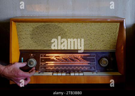 fonctionnement opérationnel entièrement fonctionnel grand vintage mono radio set zala comté hongrie Banque D'Images