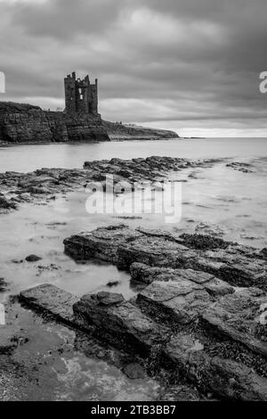 Château de Keiss perché de façon précaire sur les falaises surplombant la baie de Sinclair, Caithness, Écosse. Automne (septembre) 2022. Banque D'Images