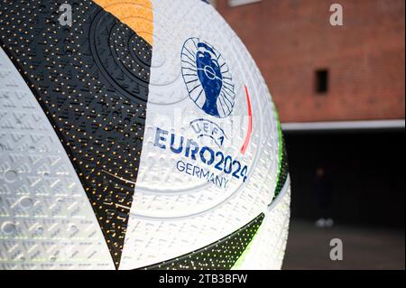 Symbolbild Adidas Spielball Fussballliebe mit logo, GER, UEFA Euro 2024 final Draw, Auslosung Elbphilharmonie Hamburg, 02.12.2023 photo : Eibner-Pressefoto/Michael Memmler Banque D'Images