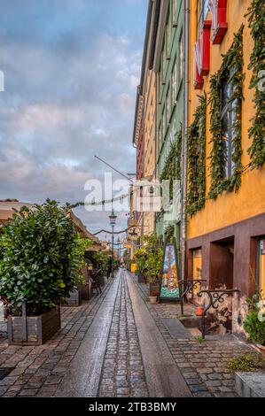 Promenez-vous devant les restaurants le long du canal Nyhamn, Copenhague, le 25 novembre 2023 Banque D'Images