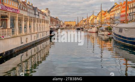 Le bateau-restaurant Liva II un matin tôt sur le quai du canal Nyhavn à Copenhague, le 25 novembre 2023 Banque D'Images