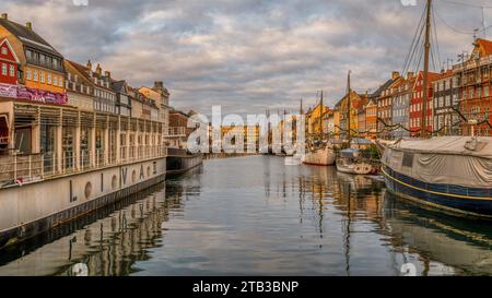 Le bateau-restaurant Liva II amarré dans le canal Nyhavn à Copenhague, le 25 novembre 2023 Banque D'Images