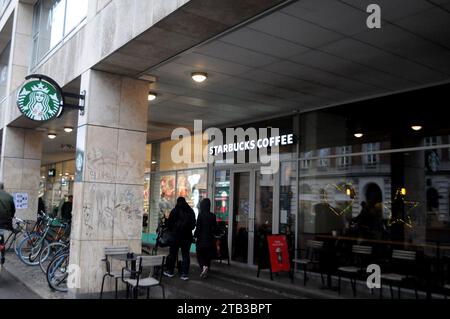 Copenhague, Danemark /04 décembre .2023/.Seattle café starbucks café café chaîne dans la capitale danoise. (Photo.Francis Joseph Dean/Dean Pictures) Banque D'Images